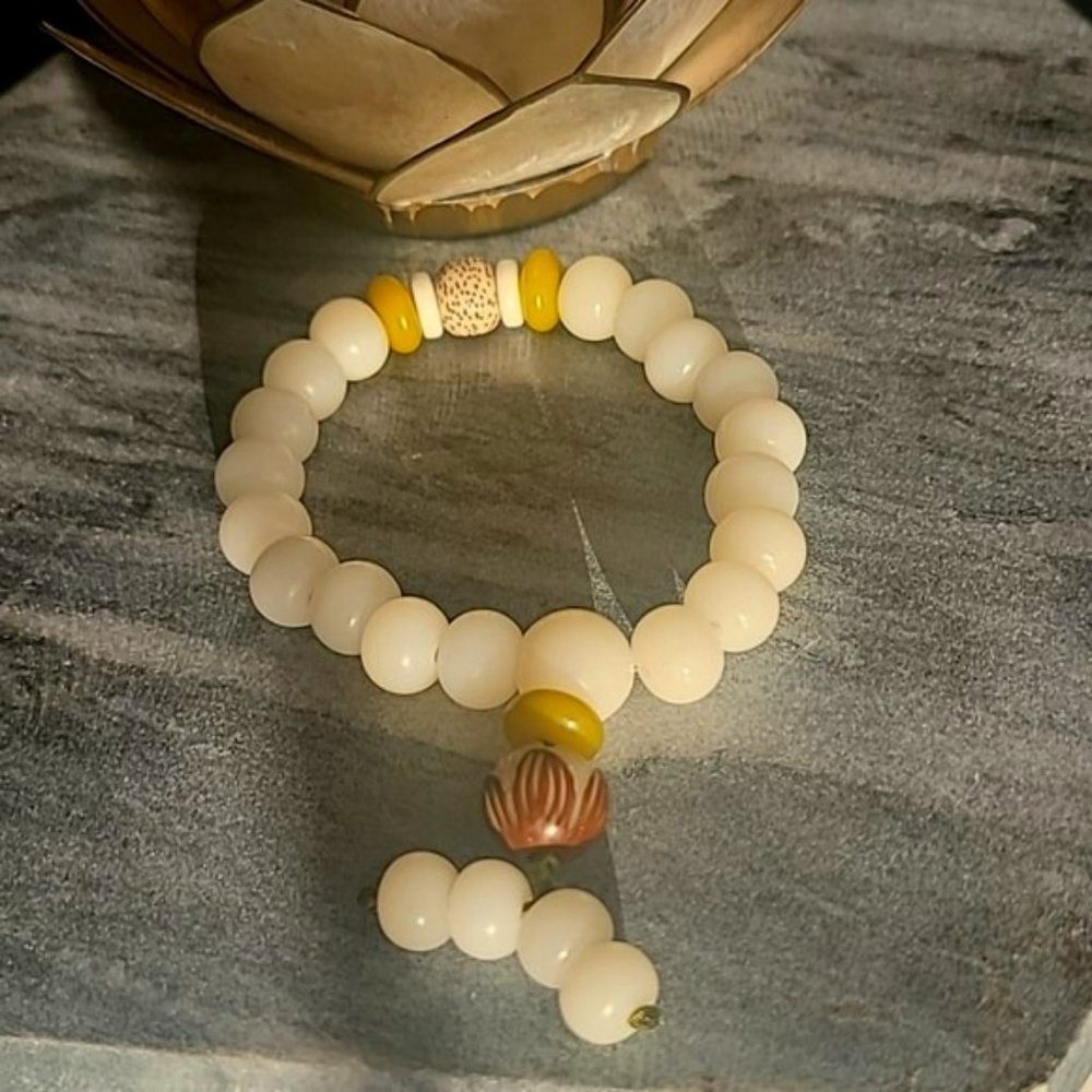 / white jade bodhi lotus prayer bead bracelet
